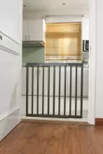 Geuther Door & Stair Safety Gate Modilok Art.2700_GU Apsauginiai varteliai durims ir laiptams, skirti medinėms angoms, kurių plotis 63–103,5 cm.