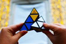 RECENT TOYS logic game Pyraminx