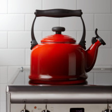 Le Creuset Чайник традиционный 2,1 л красный