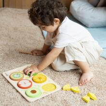 CLASSIC WORLD Mediniai vaisiai pjaustymui su lipdukais + trupmenų ir dalybos mokymasis MONTESSORI 23 vnt.