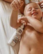 Pure Beginnings Kids Baby Wash Art.251282 Raminantis ir drėkinantis kūno ir plaukų prausiklis be muilo su apelsinų aliejumi ir raudonosios rožės ekstraktu, 250 ml