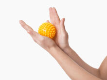 Masāžas bumba-ezītis FIZJO 7,6 cm, yellow (884)