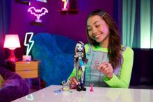 Monster High Frankie Stein Doll – Denim Fashion Look with Watzie & Accessories