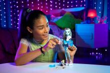 Monster High Frankie Stein Art.HXH73  lėlė – elektrinis mokyklos stilius su Watzie ir aksesuarais