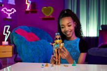 Monster High Cleo De Nile lėlė – karališkas auksinis stilius su Hissette