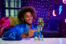 Monster High Venus McFlytrap lėlė – augalų stilius su Chewlian