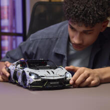 LEGO Technic Lamborghini Revuelto superautomobilis