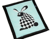 La Millou Art. 83433 Infart Blanket Follow Me Black Высококачественное детское двустороннее одеяло от Дизайнера Ла Миллоу (65x75 см) 